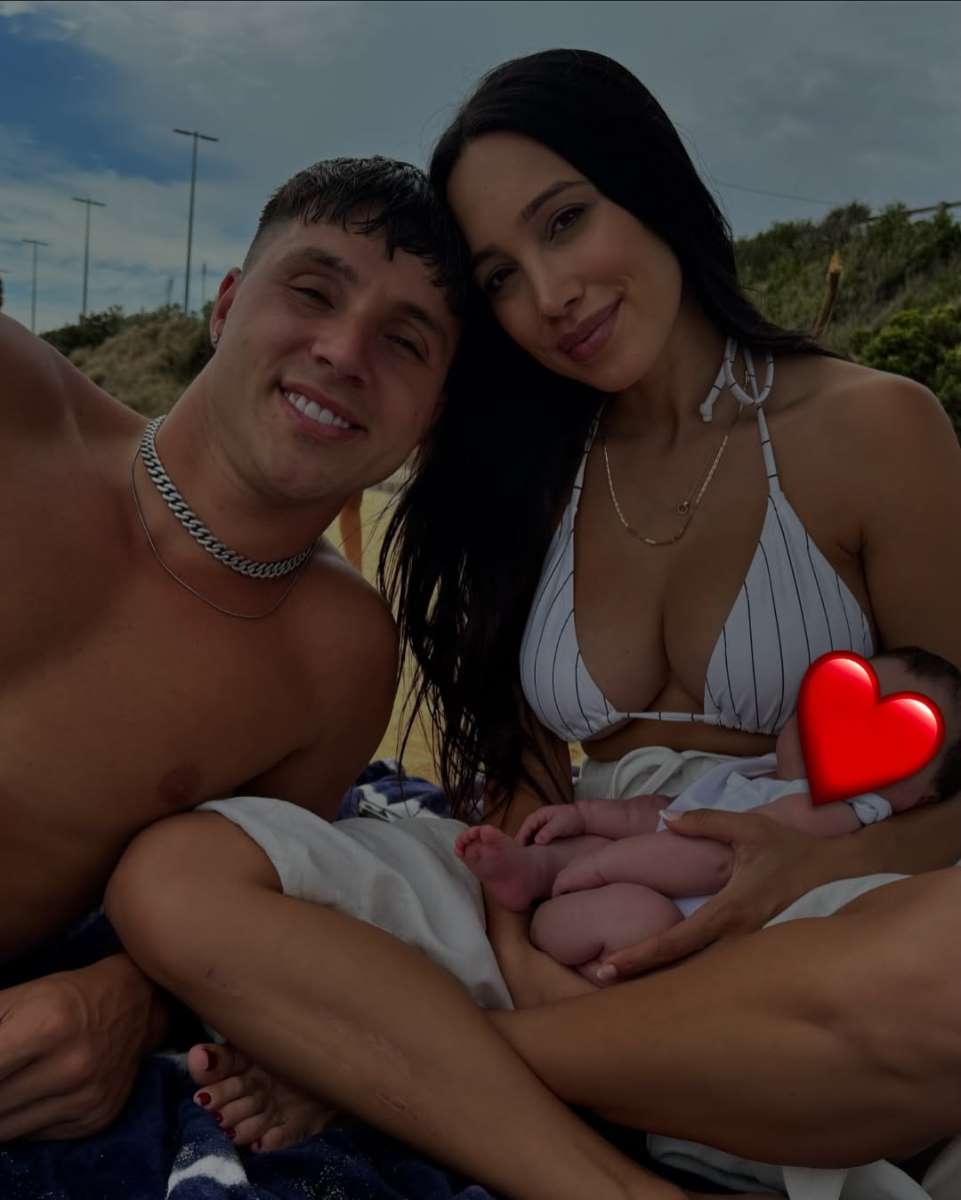 Skarlet Vas sa mužem koji joj je polubrat