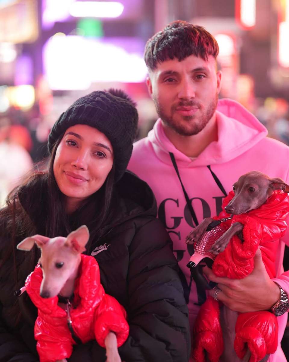 Skarlet Vas sa mužem koji joj je polubrat