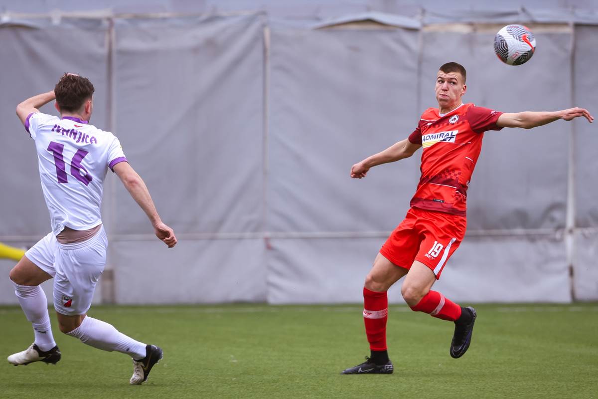 Miloš Jović hvata volej.