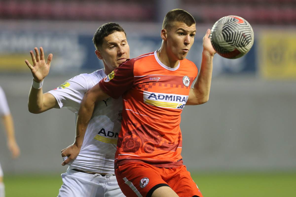 Miloš Jović s igračem na leđima.