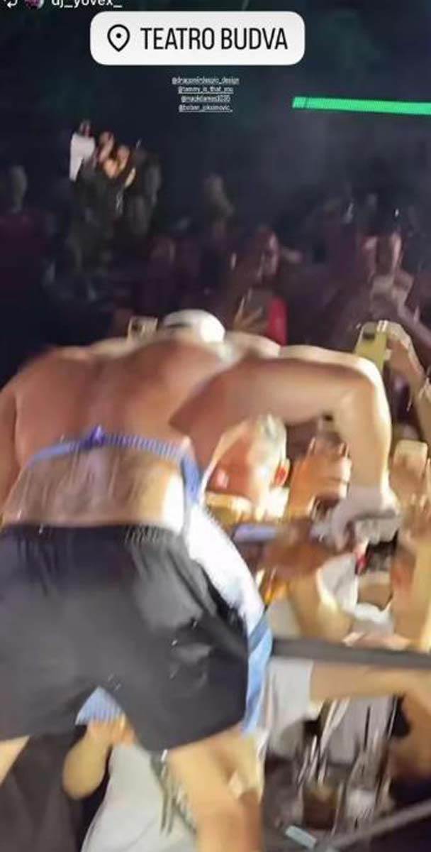 Desingerica jede jagnje na nastupu 3.jpg