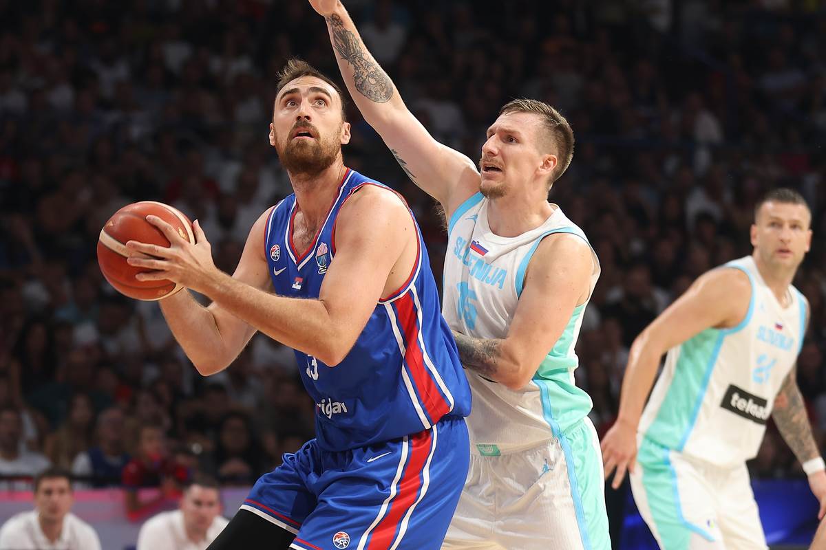 Nikola Milutinov u dresu Srbije.