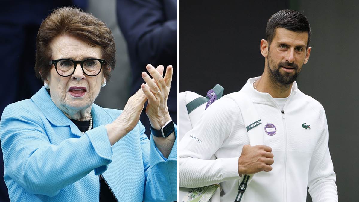 Bili Džin King aplaudira, a Novak Đoković u beloj trenerci.