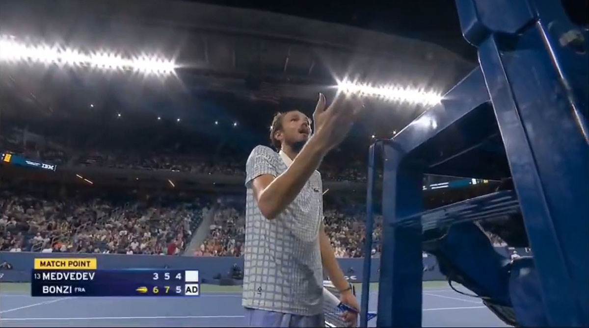 Medvedev svađa sa sudijom (2).jpg