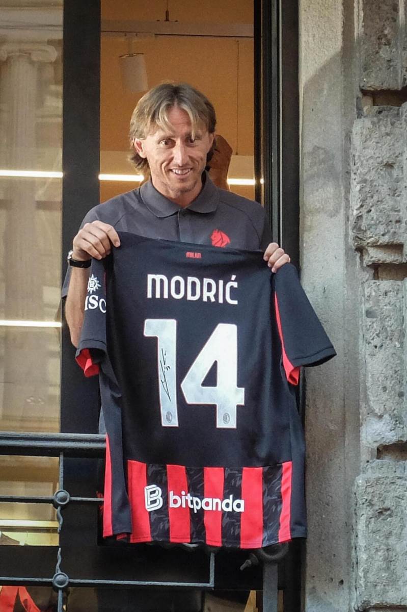 Luka Modrić predstavljen navijačima Milana na balkonu