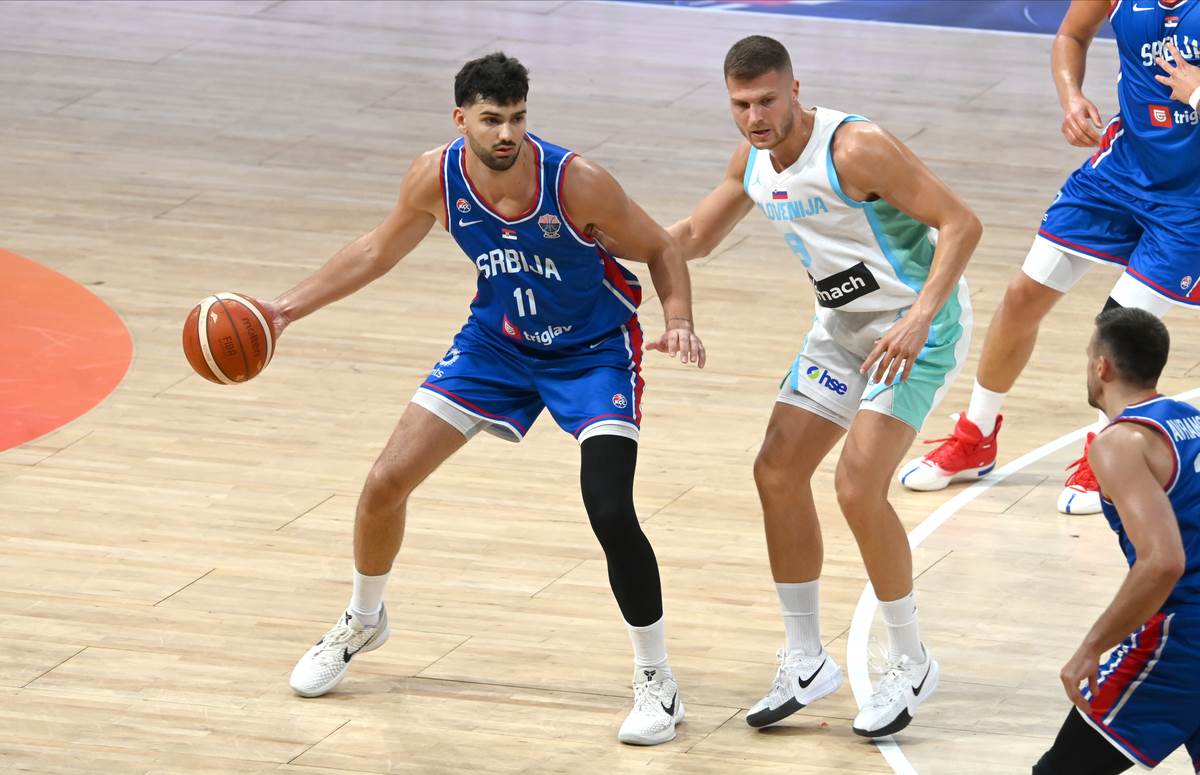 Tristan Vukčević na utakmici Srbija Slovenija protiv Eda Murića