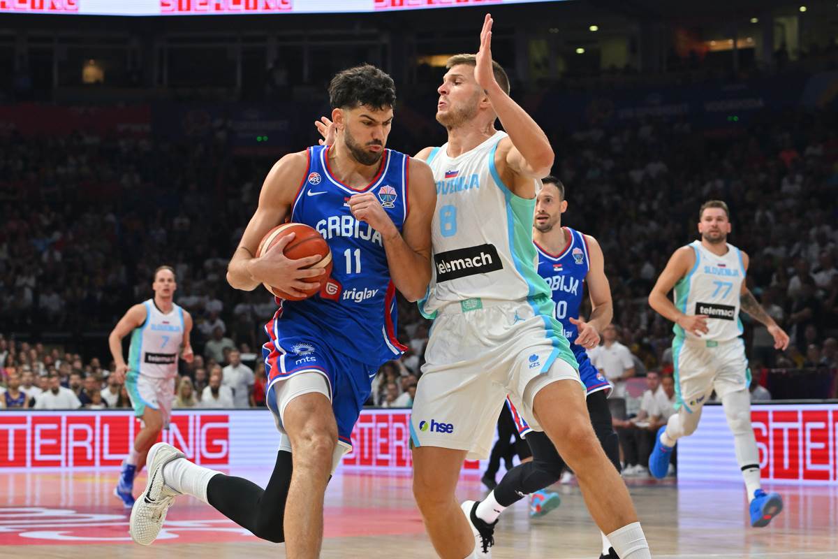 Tristan Vukčević protiv Eda Murića na utakmici Srbija Slovenija