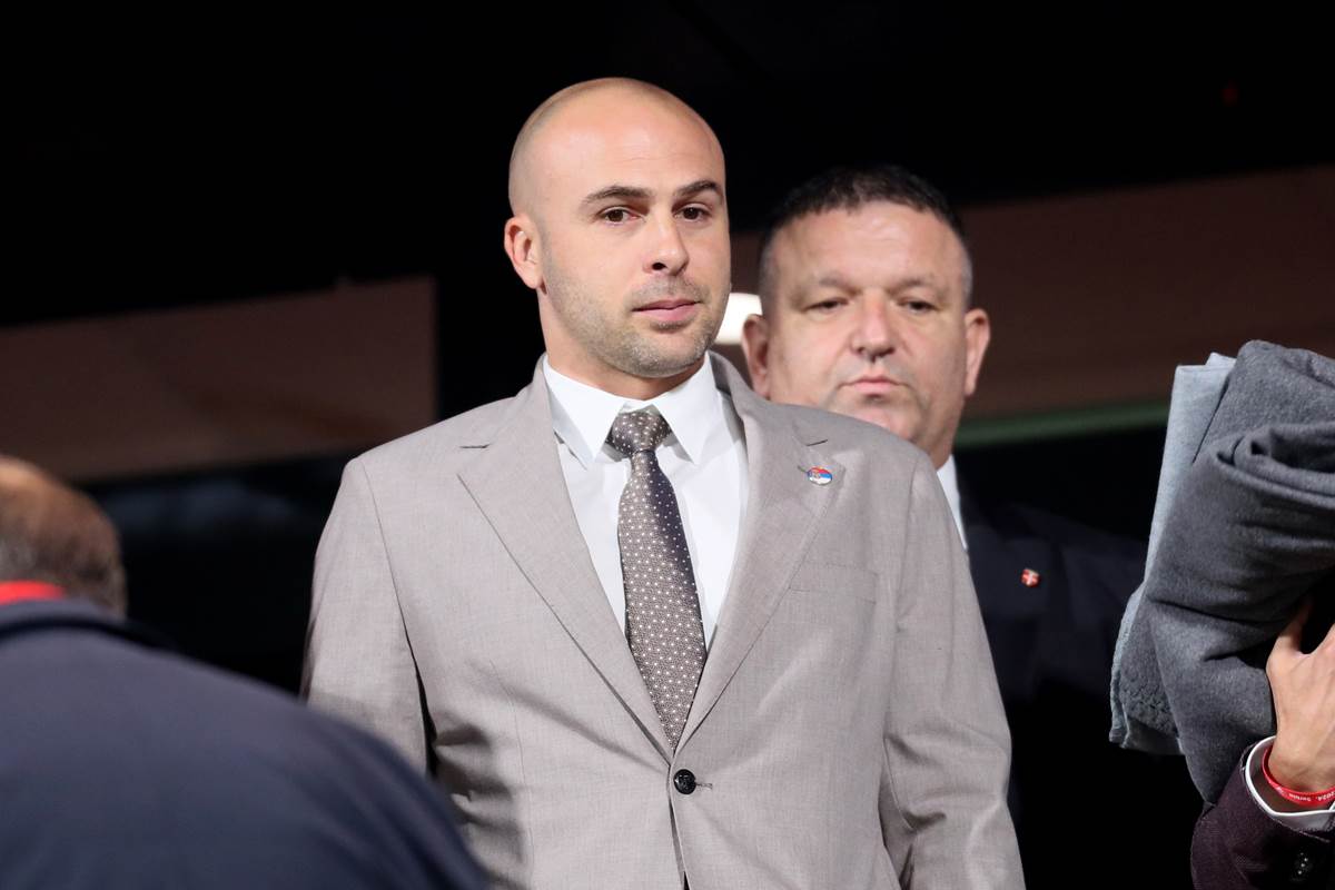 Slavko Perović u odelu.