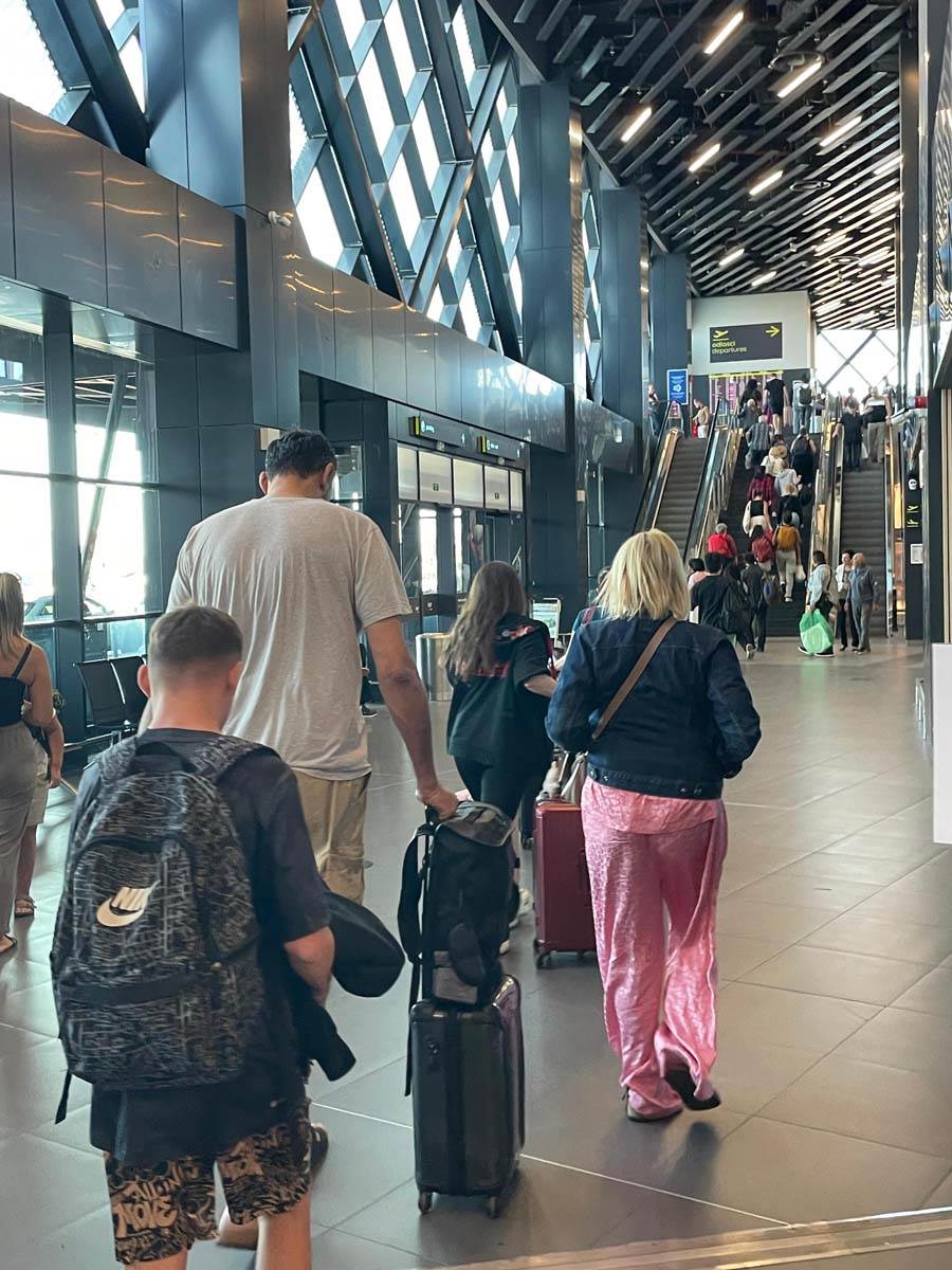 Vlade Divac na aerodromu u Beogradu posle operacije 1.jpg