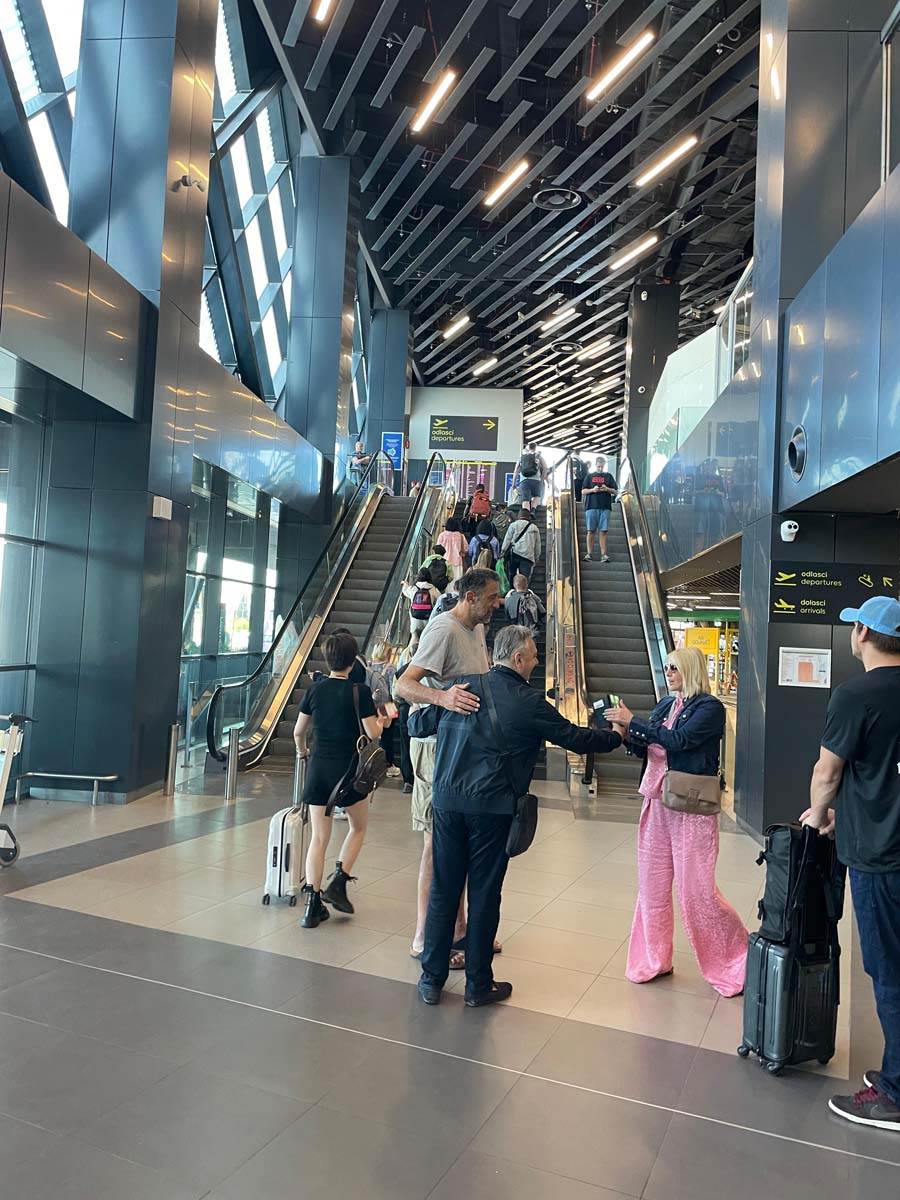 Vlade Divac na aerodromu u Beogradu posle operacije 2.jpg