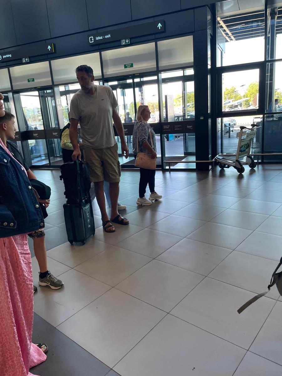 Vlade Divac na aerodromu u Beogradu posle operacije 4.jpg