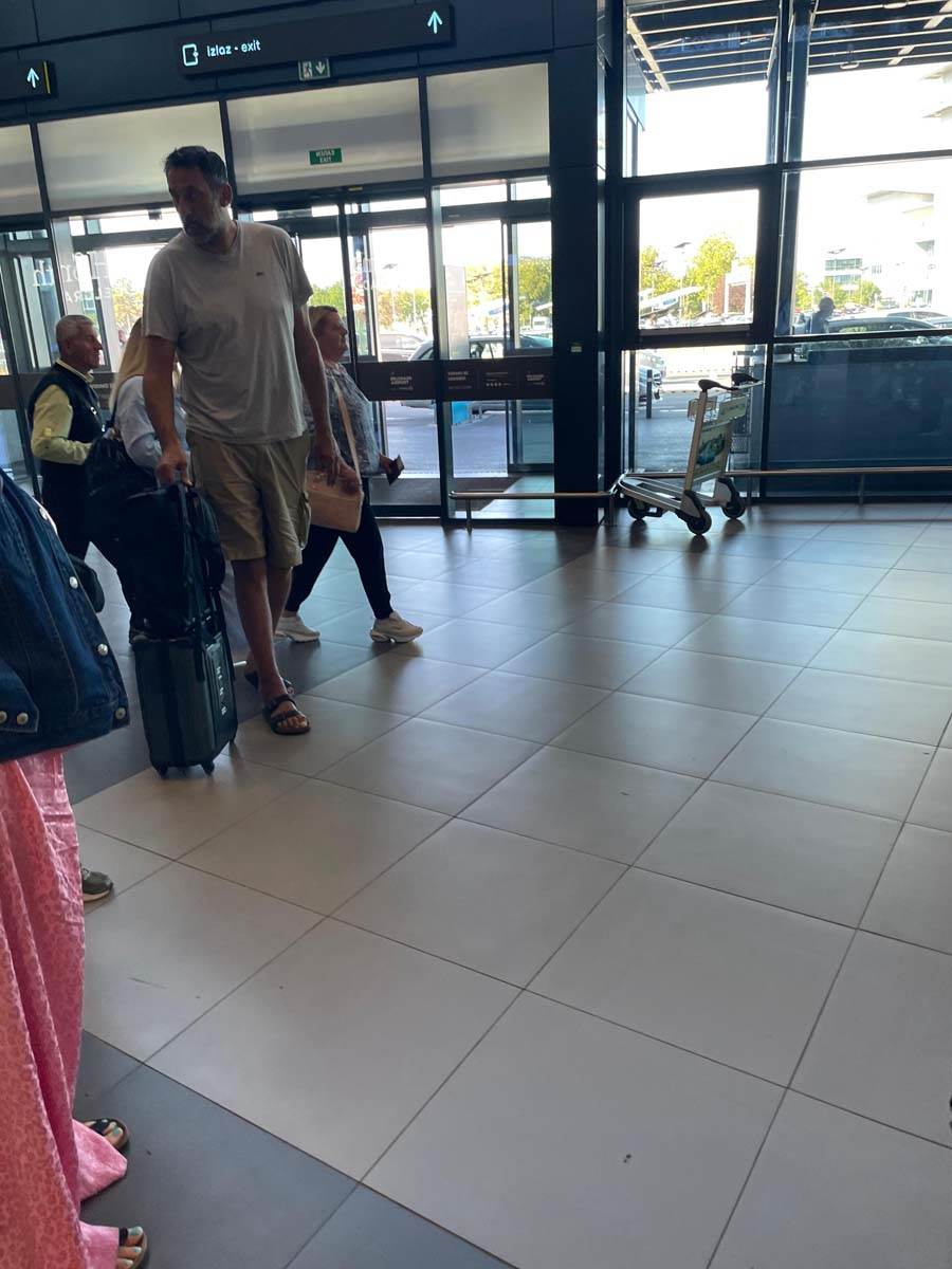 Vlade Divac na aerodromu u Beogradu posle operacije 5.jpg