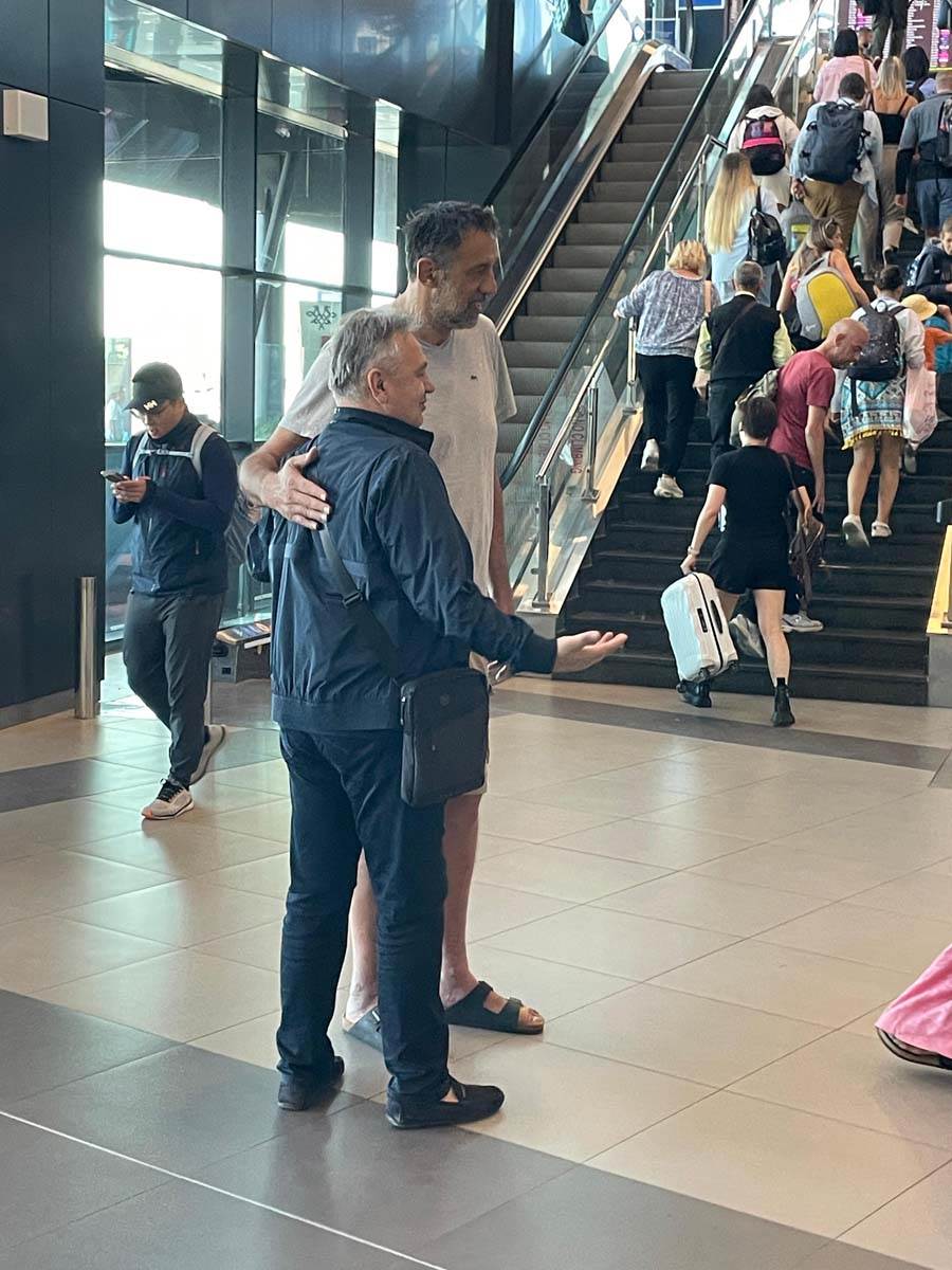 Vlade Divac na aerodromu u Beogradu posle operacije 6.jpg