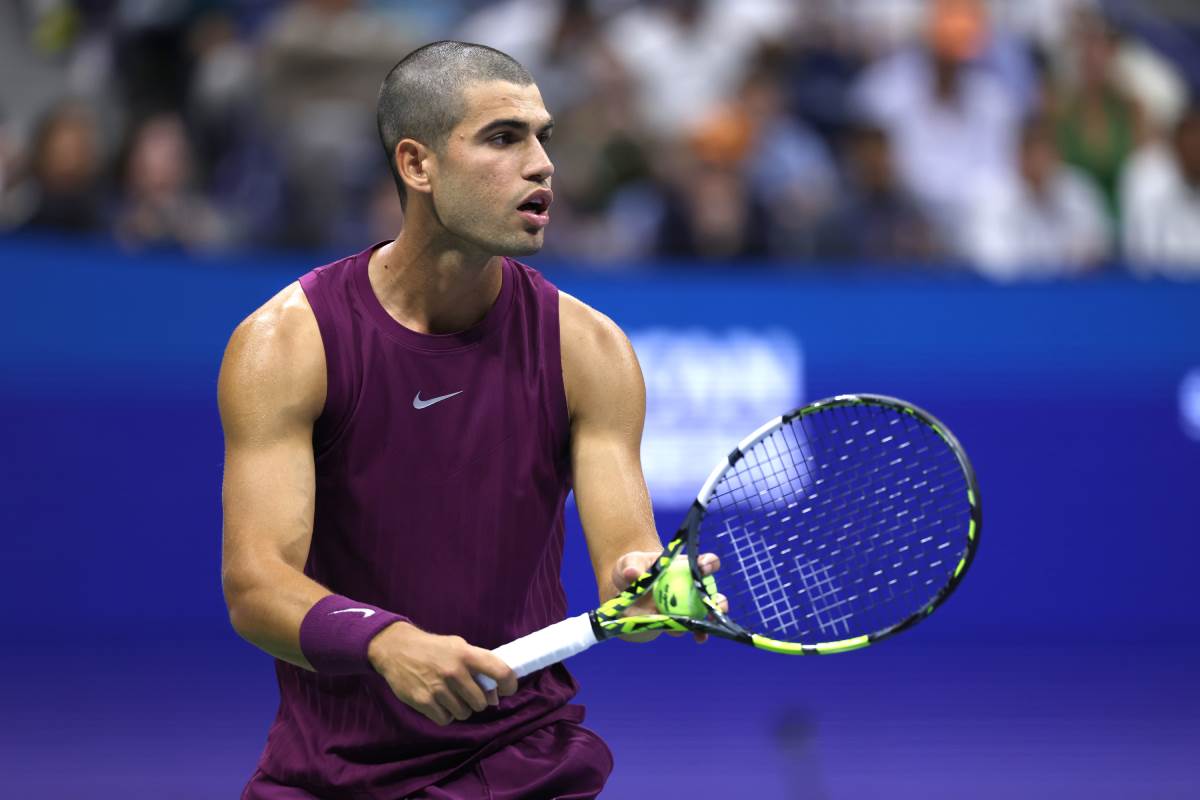 Karlos Alkaraz servira na US Openu