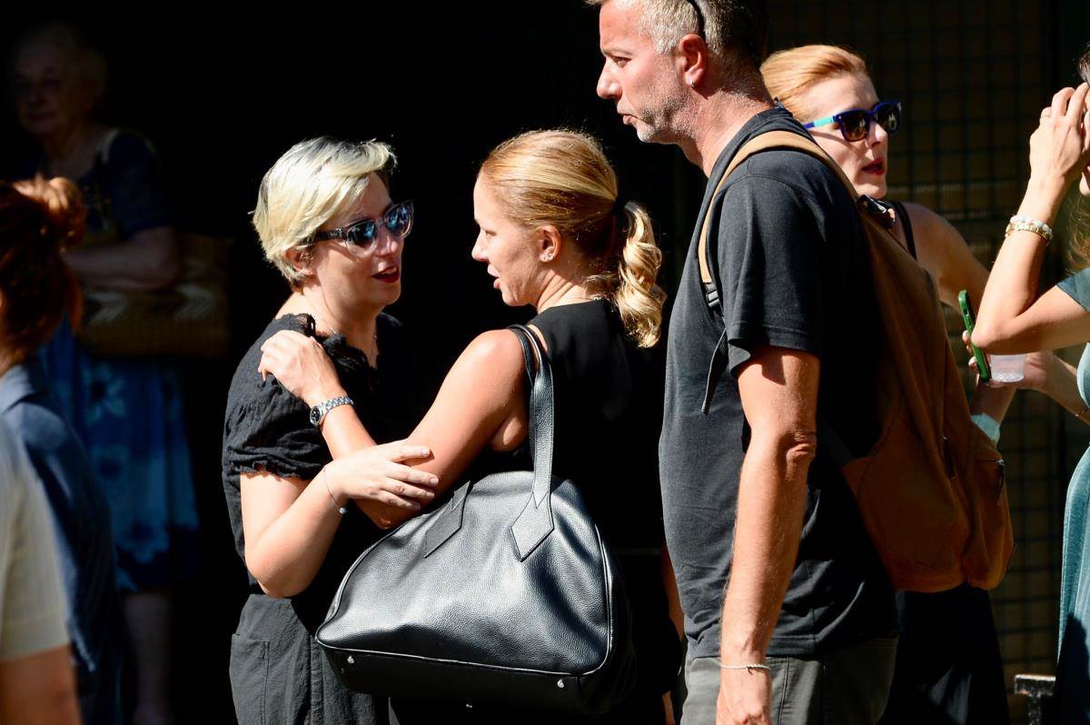 Supruga Gordana Kičića na ispraćaju za kremaciju Branislava Kičića 4.jpeg