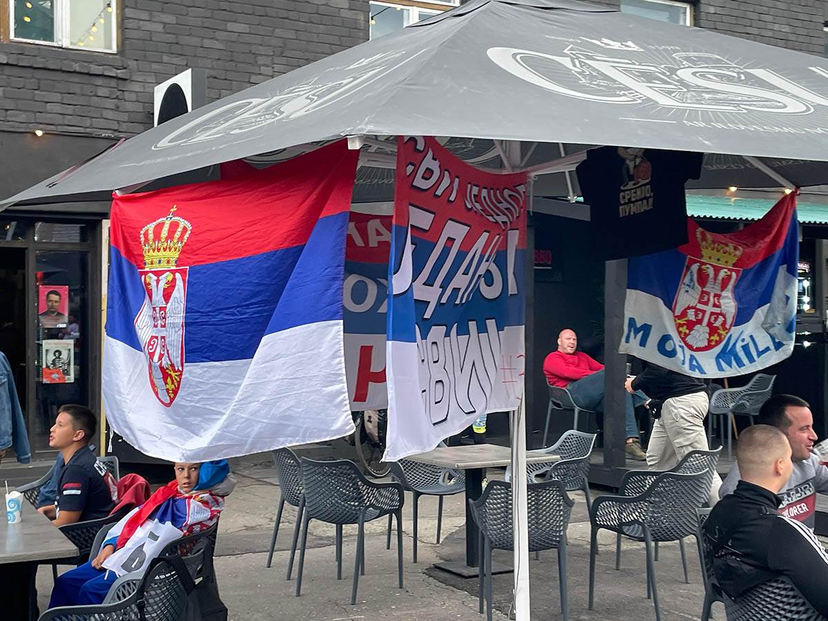 Navijači Srbije u Rigi pred meč sa Estonijom (2).jpg