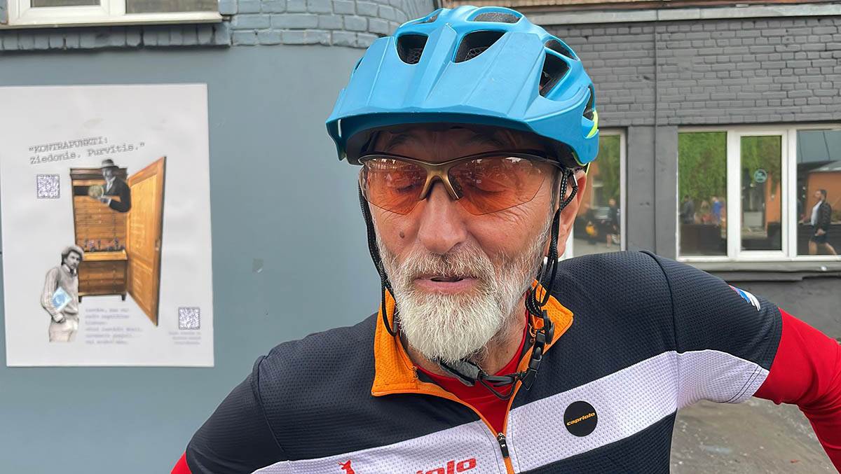 Navijač Srbije Zoran Zivlak biciklom došao u Rigu na Eurobasket (2).jpg