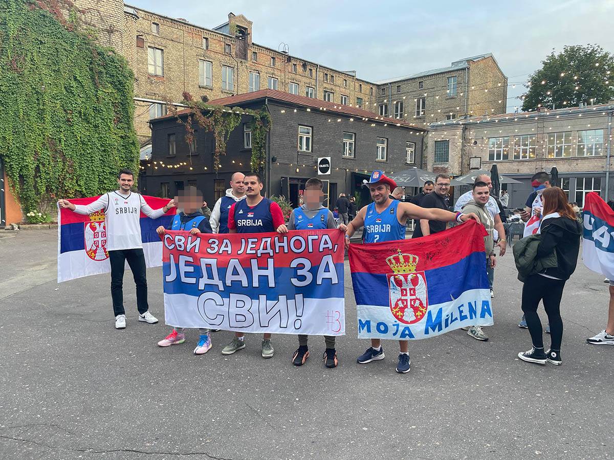Navijači Srbije u Rigi pred meč sa Estonijom (6).jpg