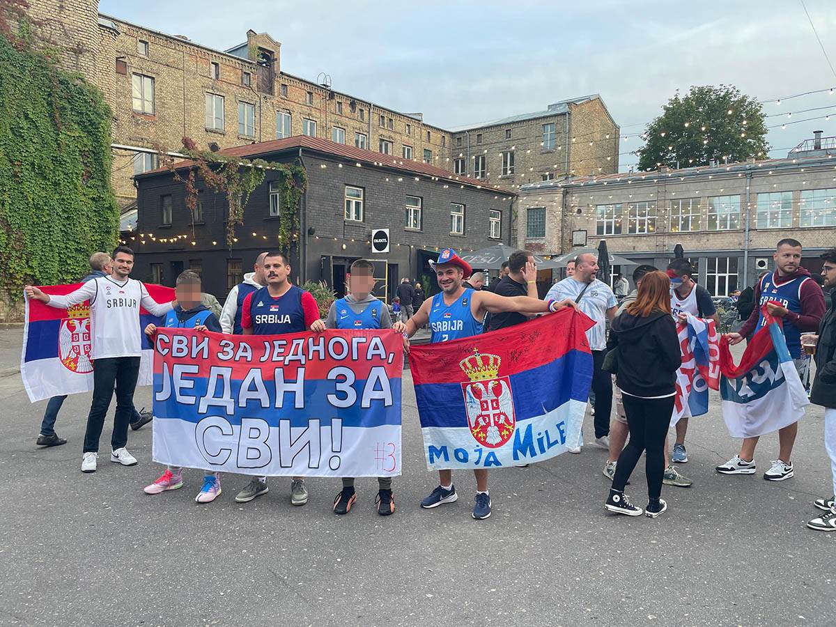 Navijači Srbije u Rigi pred meč sa Estonijom (7).jpg