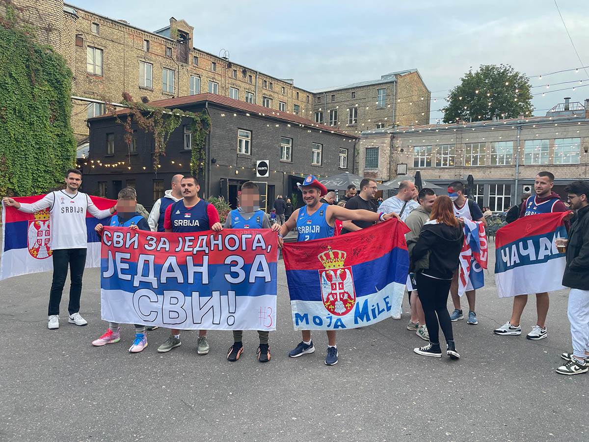 Navijači Srbije u Rigi pred meč sa Estonijom (5).jpg