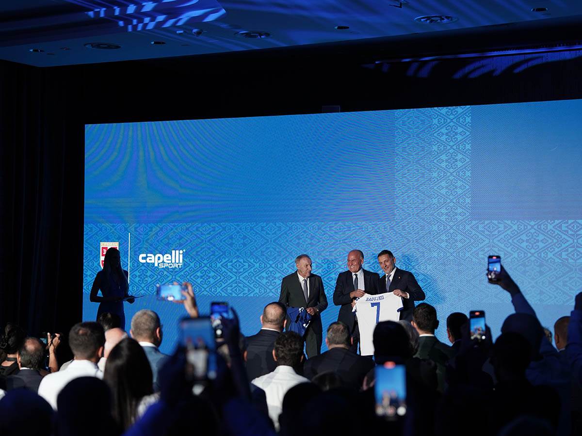 Dragan Džajić, Branko Radujko i generalni direktor Capelli sport zvanicno predstavili nove dresove FSS (2).jpg