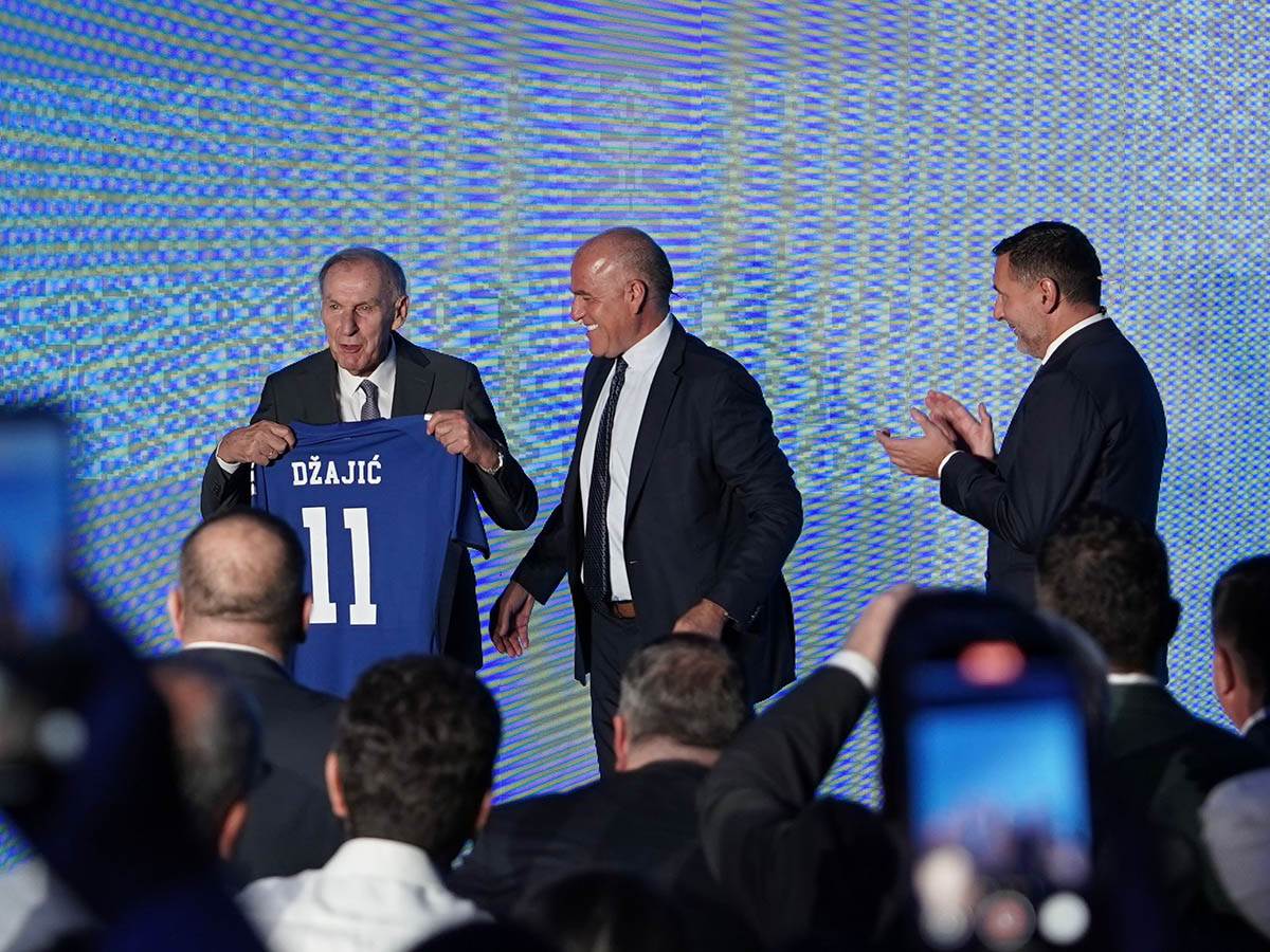 Dragan Džajić, Branko Radujko i generalni direktor Capelli sport zvanicno predstavili nove dresove FSS (3).jpg