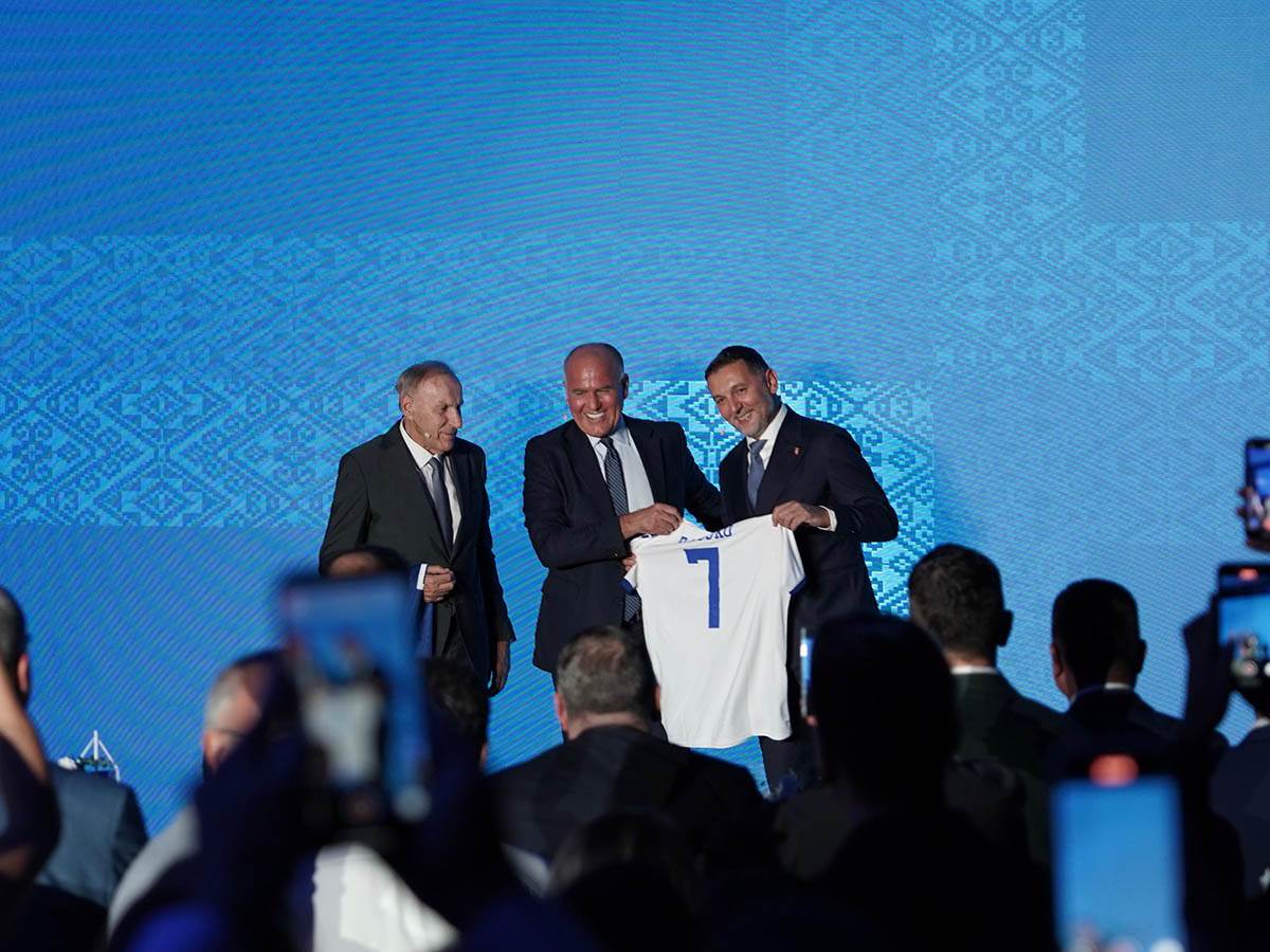 Dragan Džajić, Branko Radujko i generalni direktor Capelli sport zvanicno predstavili nove dresove FSS (4).jpg