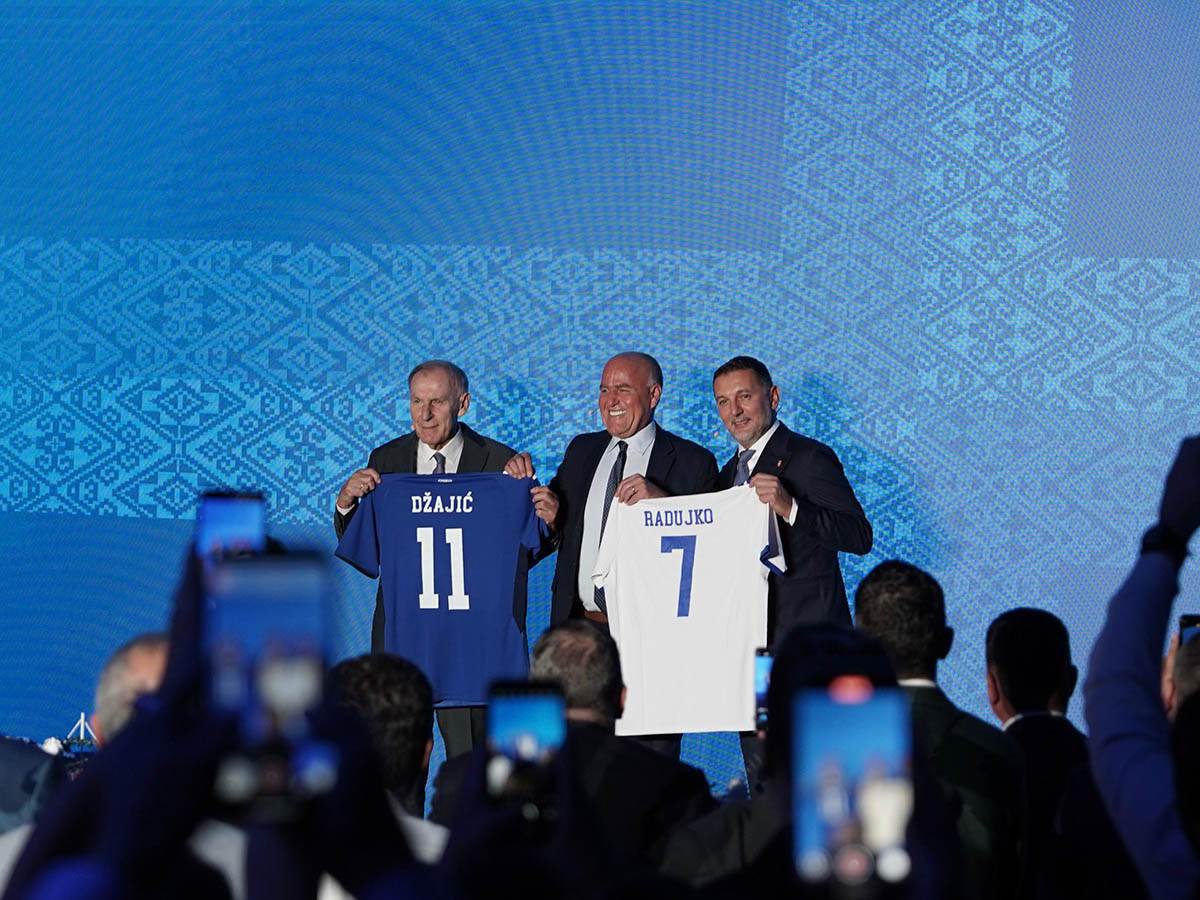 Dragan Džajić, Branko Radujko i generalni direktor Capelli sport zvanicno predstavili nove dresove FSS (5).jpg