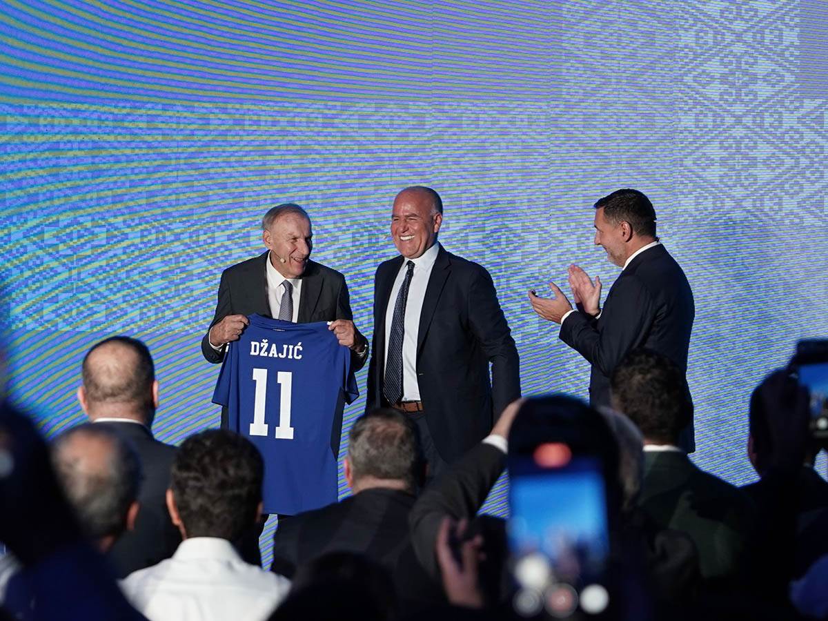 Dragan Džajić, Branko Radujko i generalni direktor Capelli sport zvanicno predstavili nove dresove FSS (6).jpg