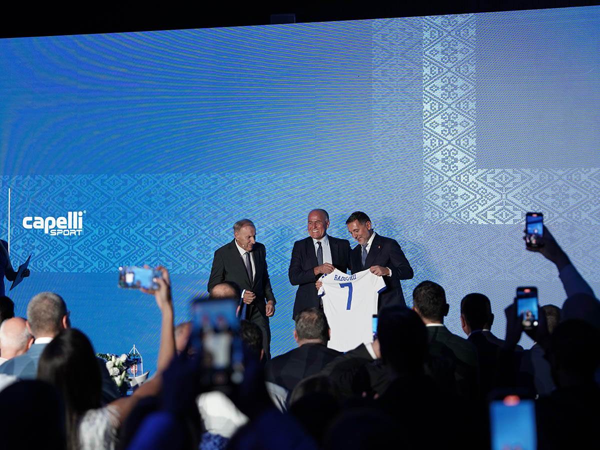 Dragan Džajić, Branko Radujko i generalni direktor Capelli sport zvanicno predstavili nove dresove FSS (1).jpg
