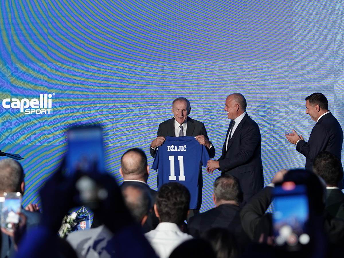 Dragan Džajić, Branko Radujko i generalni direktor Capelli sport zvanicno predstavili nove dresove FSS (7).jpg