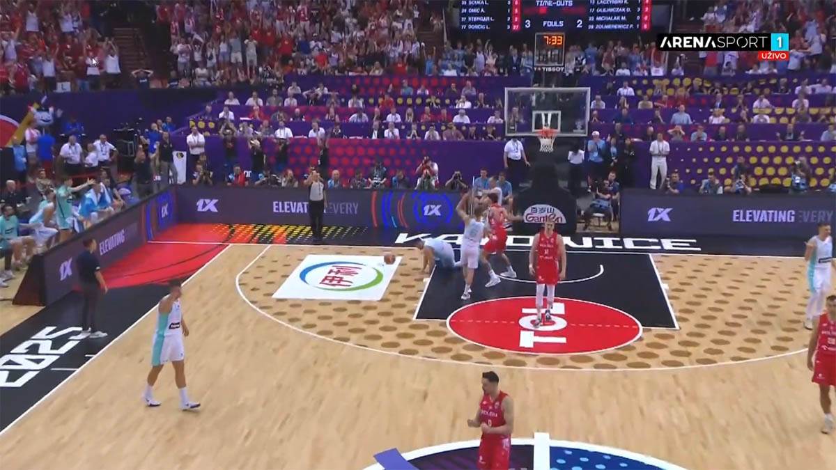 Luka Dončić tuča na Eurobasketu (12).jpg