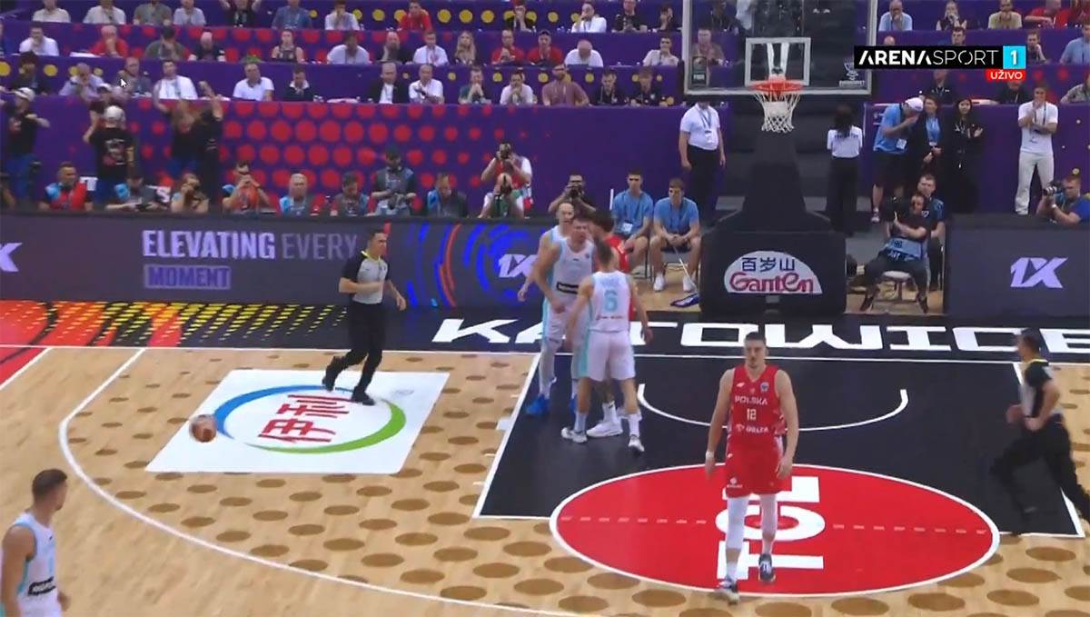 Luka Dončić tuča na Eurobasketu (13).jpg