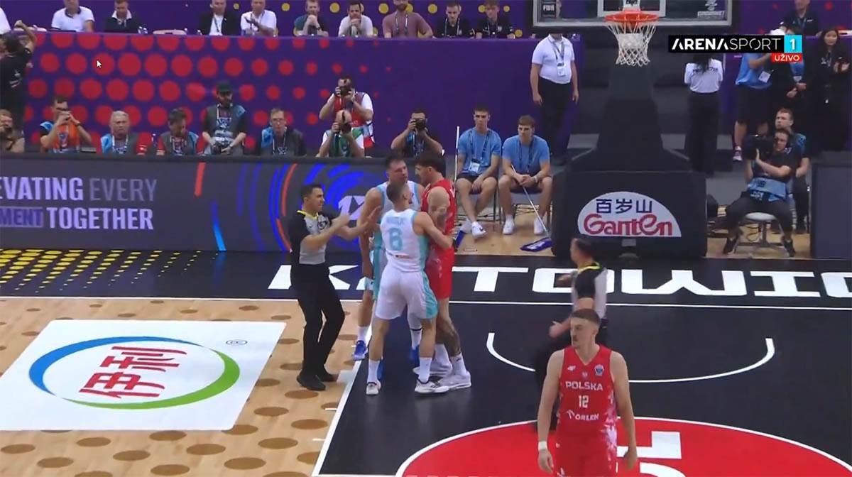 Luka Dončić tuča na Eurobasketu (14).jpg