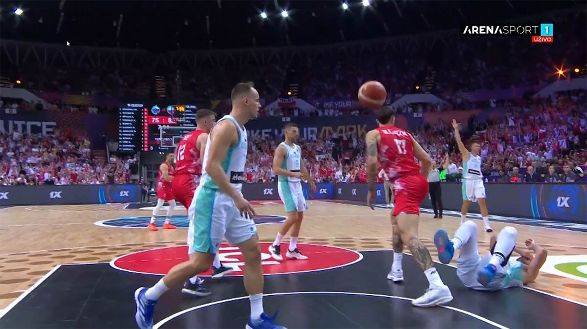 Luka Dončić tuča na Eurobasketu (16).jpg