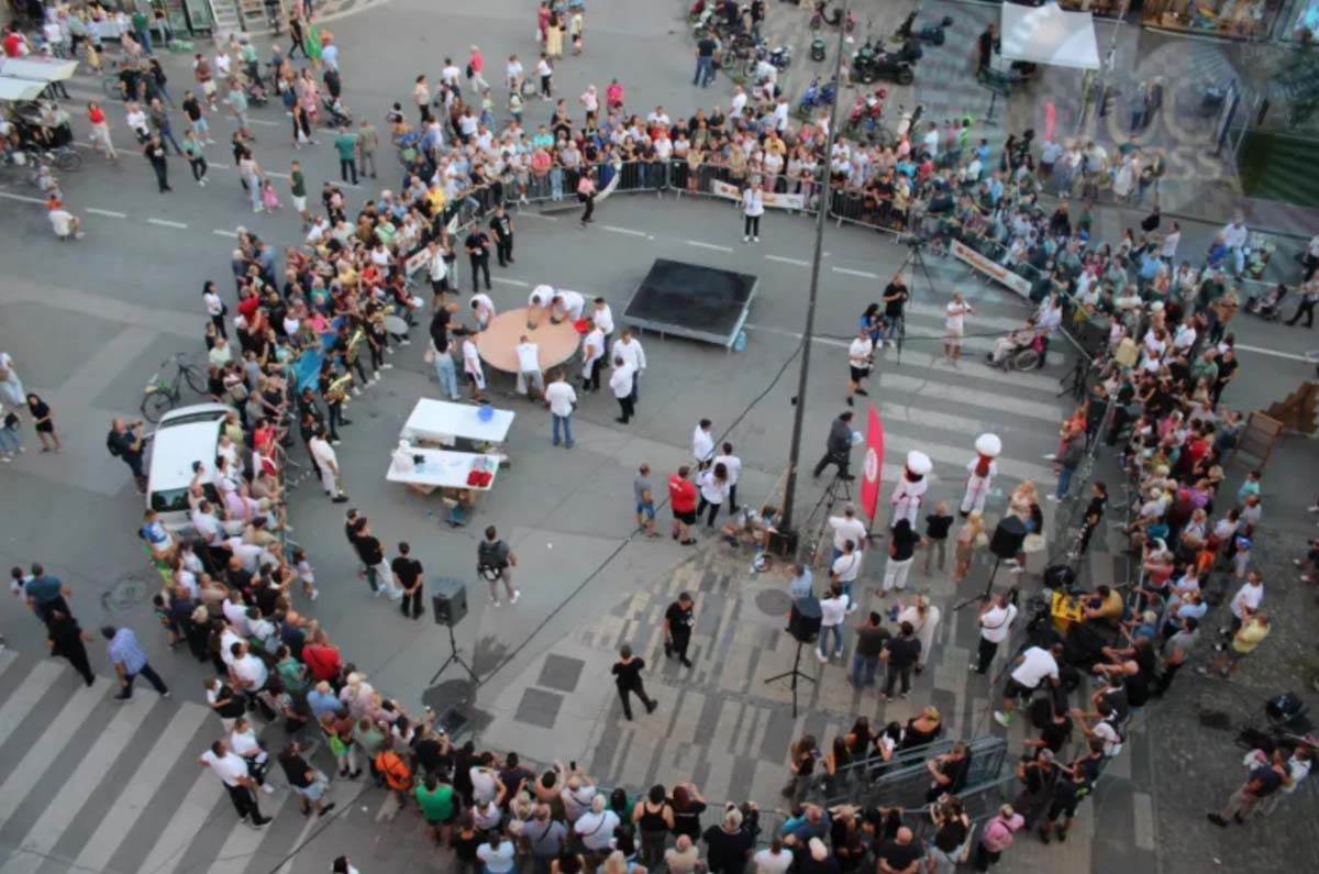 Pljeskavica od 90 kilograma 1.jpg