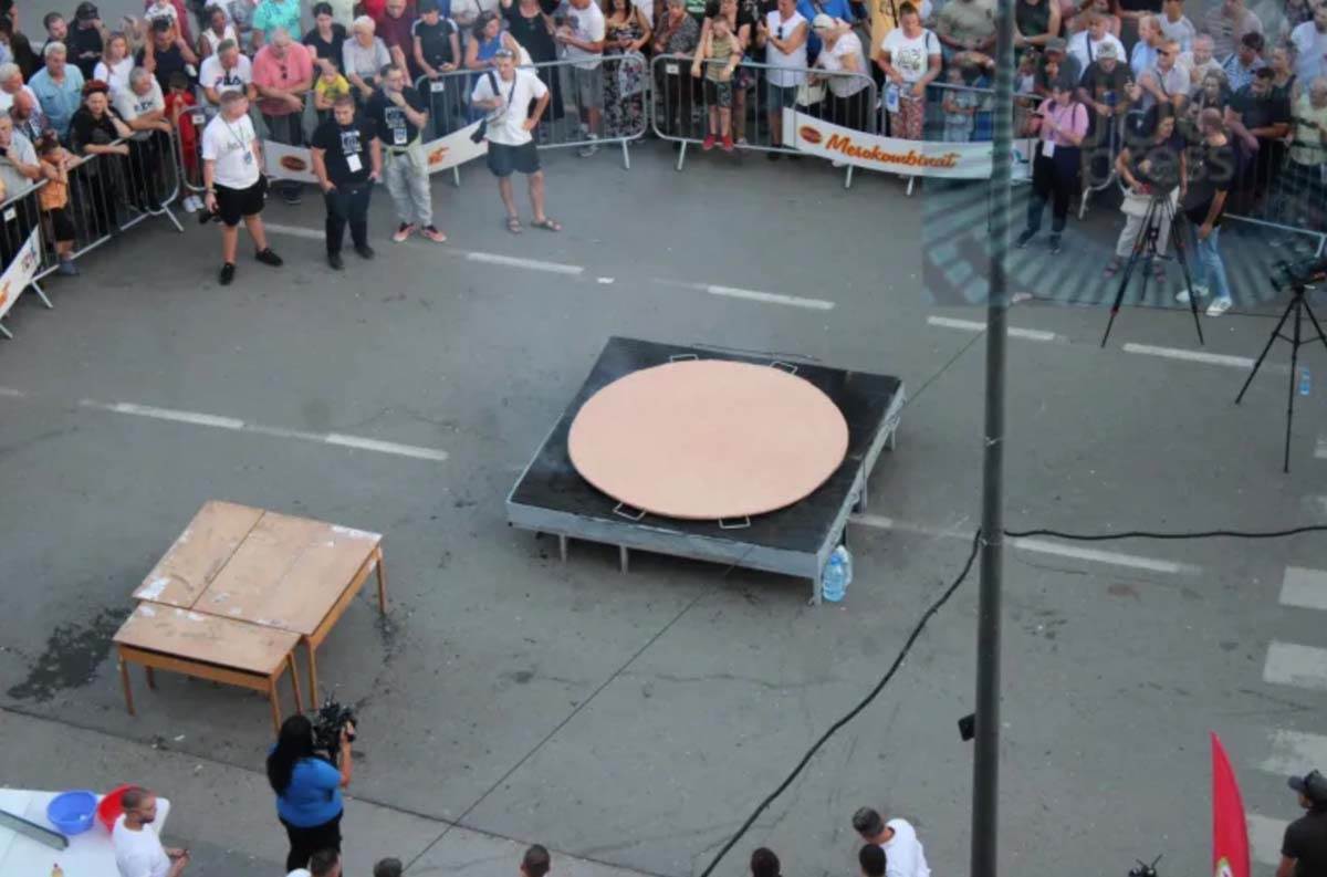 Pljeskavica od 90 kilograma 2.jpg