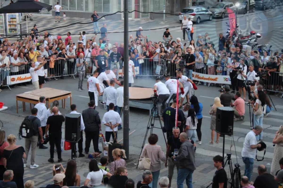 Pljeskavica od 90 kilograma 3.jpg