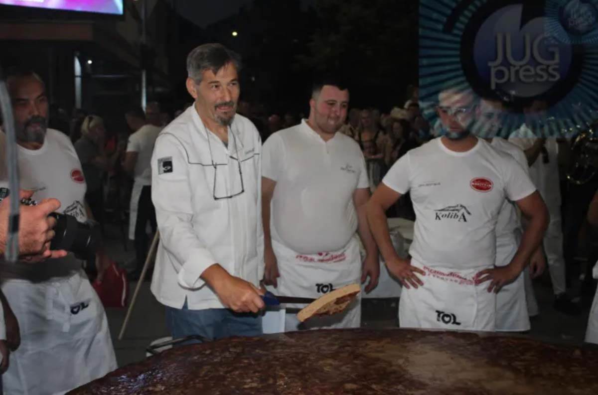 Pljeskavica od 90 kilograma 14.jpg