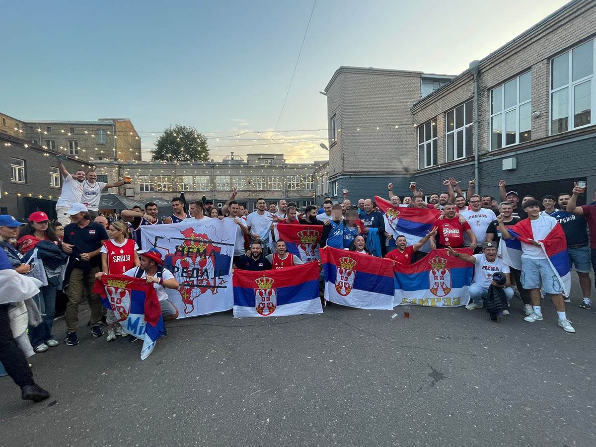 Navijači Srbije pred meč sa Portugalom  (3).jpg