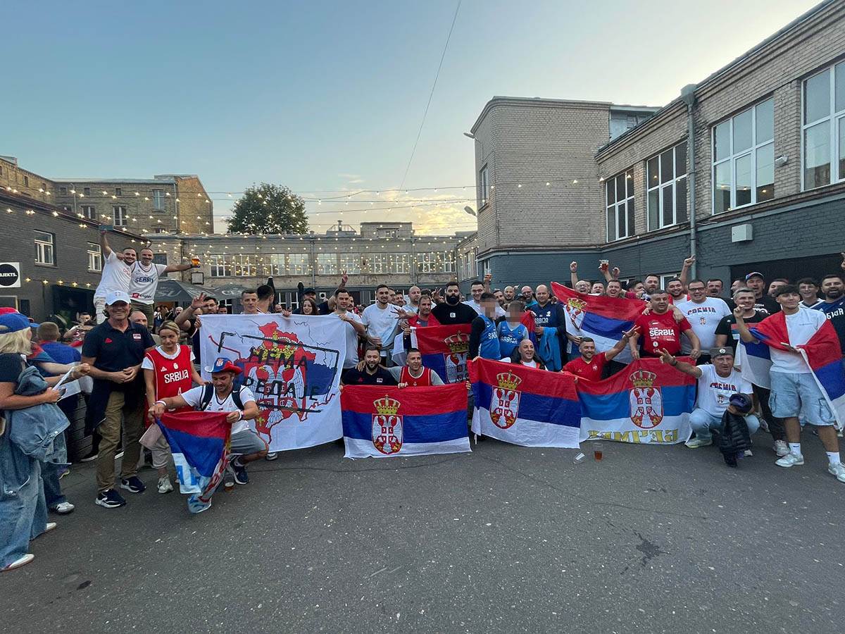 Navijači Srbije pred meč sa Portugalom  (4).jpg