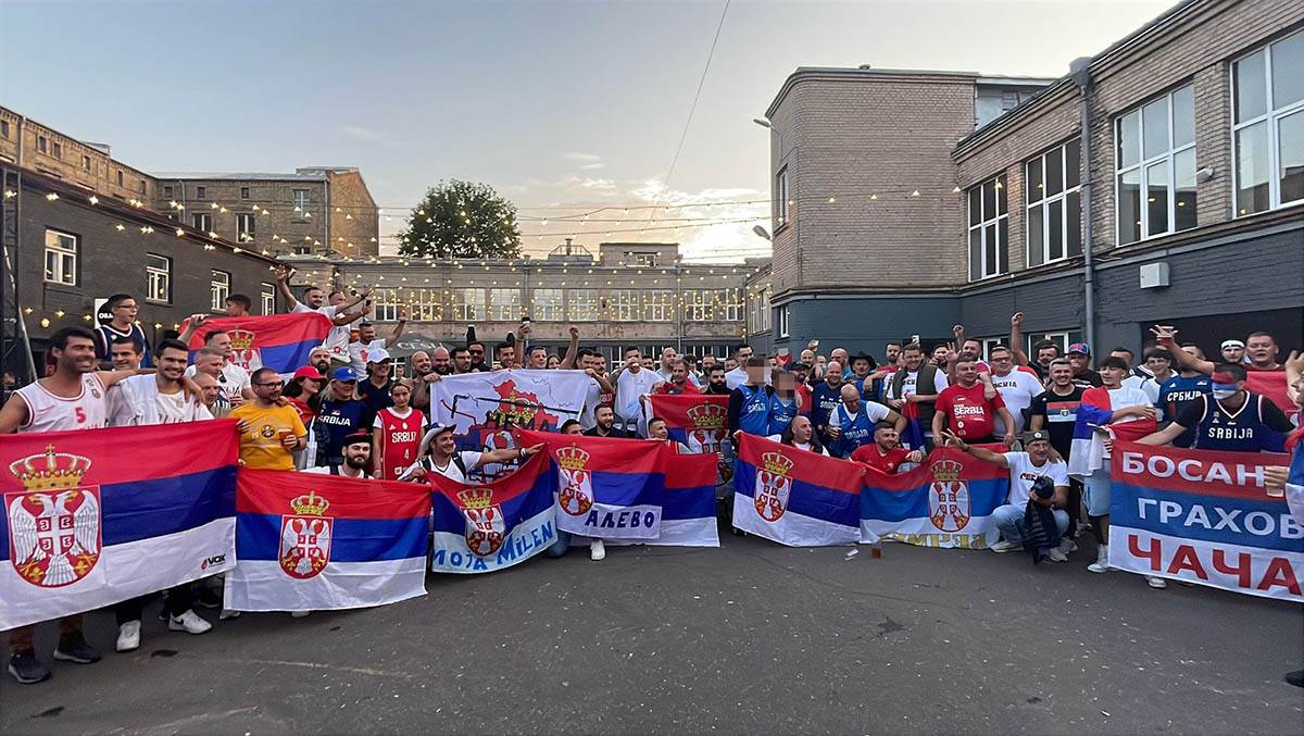 Navijači Srbije pred meč sa Portugalom  (7).jpg