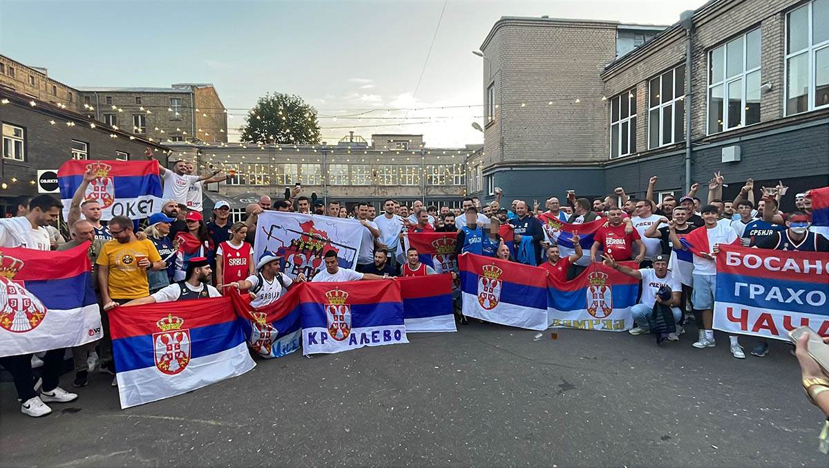 Navijači Srbije pred meč sa Portugalom  (8).jpg