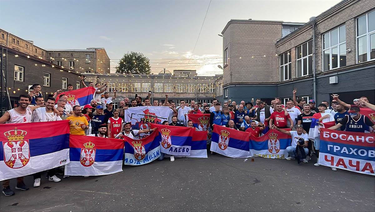 Navijači Srbije pred meč sa Portugalom  (1).jpg