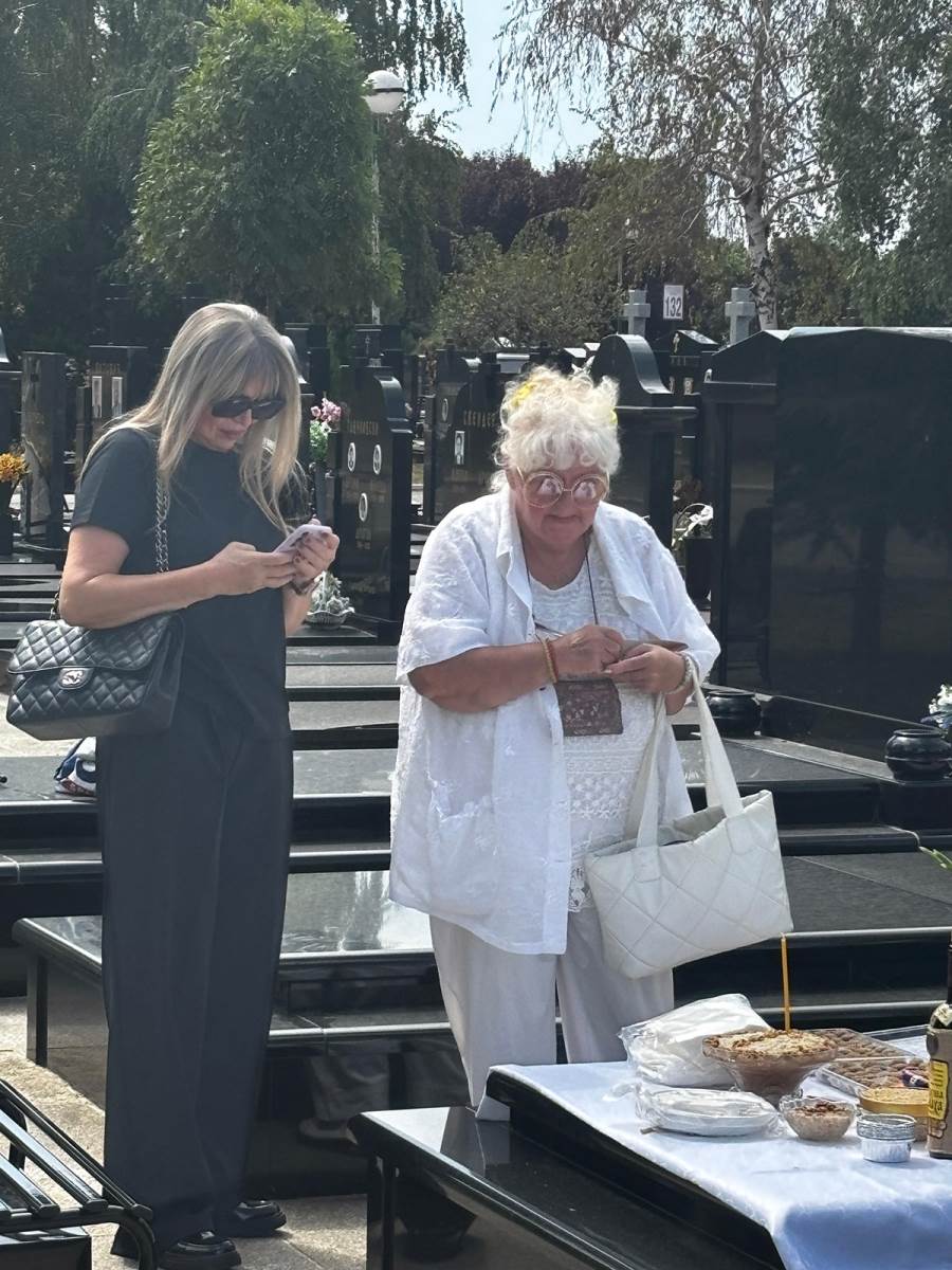 Sestra Sase Popovica u belom na pomenu (3).jpg