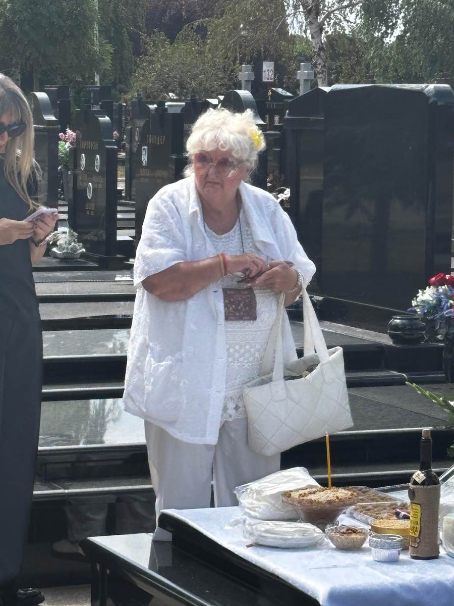 Sestra Sase Popovica u belom na pomenu (1).jpg