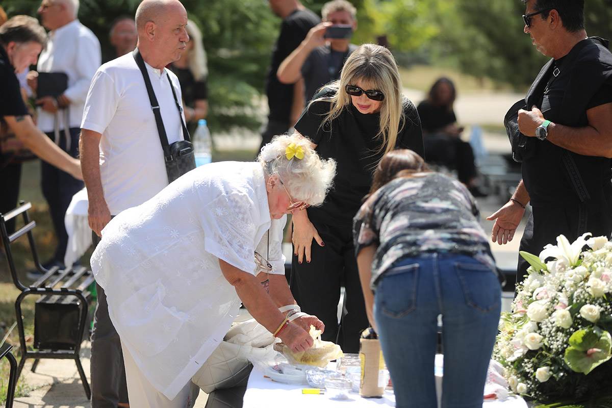 Sestra Sase Popovica u belom na pomenu (4).jpg