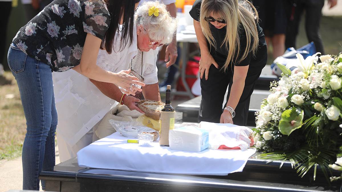 Sestra Sase Popovica u belom na pomenu (1).jpg