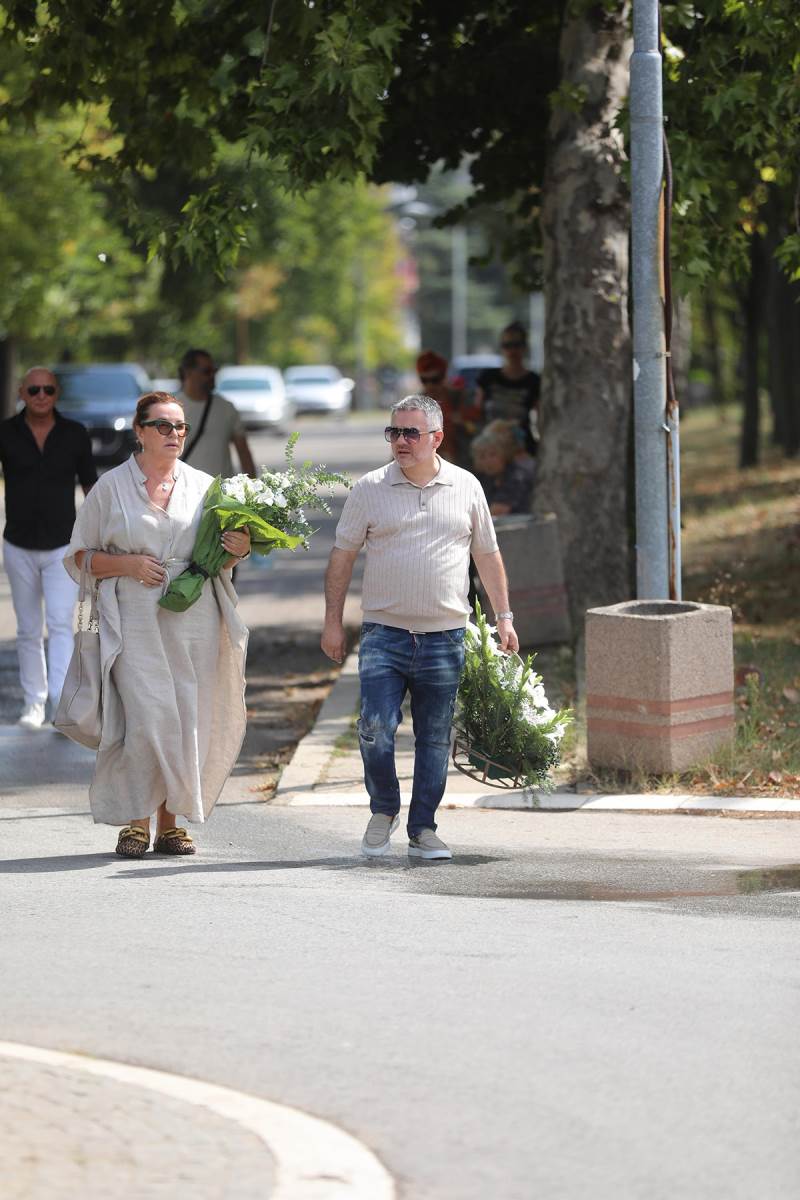 Ana Bekuta sa porodicom (2).jpg