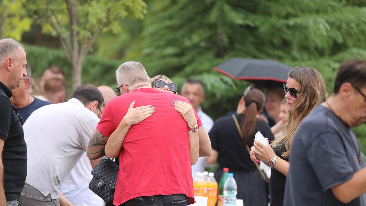 Djordje David na pomenu, u zagrljaju sa Suzanom (3).jpg